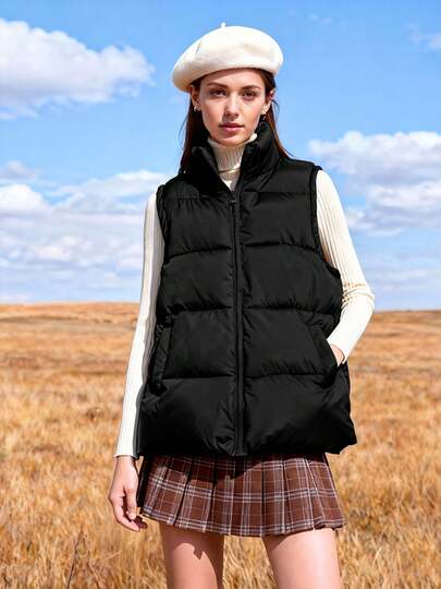 Esta chaqueta negra de plumón sin mangas es ligera y cálida, con cremallera frontal y cuello alto, ideal para usar en capas en otoño e invierno. Su tejido resistente y cómodo crea un estilo urbano e informal, perfecto para el día a día o para actividades al aire libre. ¡Abrigada y con estilo!