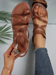 Nouvelles sandales plates à brides croisées pour femmes grandes tailles, ouvertes sur les orteils. Simples, confortables, casual, à enfiler. Chaussures de mode pour la plage, les vacances et l'été - Tabac - Voir 1