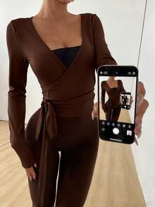 女士长袖修身柔软针织运动T恤，交叉V领运动上衣，性感修身腰身，简约休闲日常百搭，适合瑜伽、普拉提、板式网球、网球、匹克球等运动 - 棕色 - 查看 2