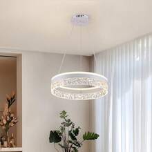 Cette nouvelle lampe suspendue de salle à manger ronde en acrylique hautement transparente a un schéma de couleurs haut de gamme et élégant, simple mais luxueux. Cette lampe suspendue montée au plafond convient aux salons et aux chambres à coucher, avec une hauteur réglable et trois options de couleur disponibles. - Multicolore - Voir 4