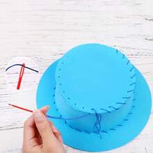 一套儿童手工缝制帽子工艺套装，儿童DIY手工项目，学前班手工课材料，适合幼儿园、教育玩具、初学者DIY缝纫套装，是送给男孩女孩的完美缝纫礼物，也是生日、复活节、毕业典礼、感恩节和任何庆祝活动的理想礼物。学前班手工套装（配件颜色随机发货）