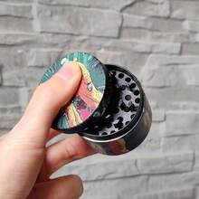 50毫米四层金属研磨器，彩色卡通图案设计草药研磨器，多种款式可选 - 手动四层锌合金金属研磨器，吸烟者必备礼物，节日礼物！圣诞礼物！