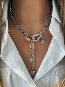 1 chiếc dây chuyền bạc thanh lịch dành cho nữ. Thiết kế gồm khóa hình móng ngựa, khóa vặn nhỏ, mặt dây chuyền chữ cái, mặt dây chuyền hình ổ khóa trái tim và mặt dây chuyền hình ngôi sao bát giác, với nhiều kiểu dáng sang trọng phù hợp để đeo trong các bữa tiệc hoặc lễ hội. - Bạc - Xem 16