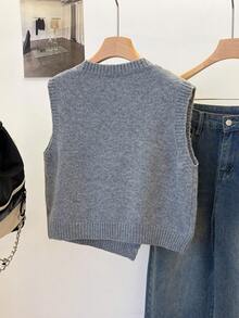 1件纯色短款圆领不对称纽扣配饰设计时尚无袖毛衣背心，百搭针织马甲