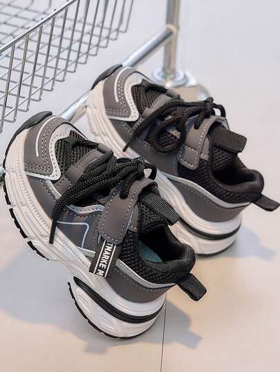 1双婴儿运动鞋，透气网眼鞋面，魔术贴+鞋带设计，方便穿脱，加厚防滑鞋底，时尚厚底鞋型，轻便舒适，适合全天穿着，适合日常场合。