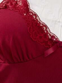 情人节惊喜礼物：新款女士性感内衣套装，两件套花卉撞色蕾丝内衣套装，V领纯色蝴蝶结上衣和短裤