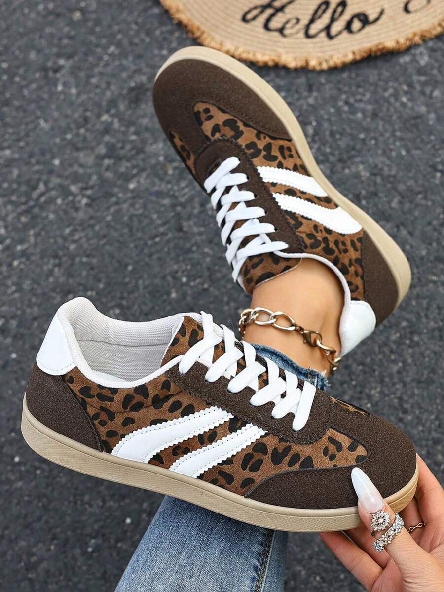 2026新款女童豹纹平底休闲运动鞋，舒适百搭，适合日常户外运动和休闲活动。