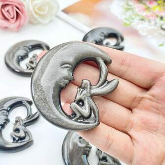 Escultura de Obsidiana Fada da Lua de Alta Qualidade (1 peça), Escultura em Cristal Natural, Joias com Pedras Preciosas, Brilhante, Cristal de Cura, Presente de Aniversário, Presente para Mulheres, Presente para Namorada, Presente de Halloween, Presente de Natal, Decoração para Casa, Decoração para Festas, Decoração de Cenários, Decoração de Mesa, Ornamentos de Cristal, Decoração de Mesa.