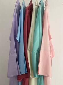 一件女士缎面连衣裙。这款优雅的连衣裙还有长款罩袍款式，适合日常穿着和特殊场合。春季 - 淡紫色 - 查看 5