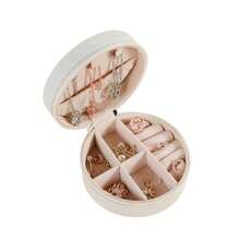 Hộp trang sức tròn, hộp đựng đồ trang sức mini di động, thích hợp để đựng nhẫn, đồng hồ, dây chuyền và các loại trang sức khác, có thể dùng làm hộp đựng trang sức, hộp đựng hạt cườm, hộp đựng bông tai, nhẫn, mặt dây chuyền, cũng có thể dùng làm hộp sưu tập, hộp quà cưới, quà tặng Ngày của Mẹ, quà tặng cho phụ nữ, quà Giáng sinh, quà Ngày Valentine, quà tặng khi về nhà, thích hợp sử dụng quanh năm, trang trí phòng trang điểm. - Nhiều màu - Xem 13