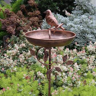 1 st vintage fågelbad för utomhusbruk - Tillverkat av slitstarkt järn, denna rustika trädgårdsdekoration är enkel att installera och lockar fåglar. Lämplig att använda som matare i trädgårdar, uteplatser eller andra områden, och har en väderbeständig bladmönsterdesign.