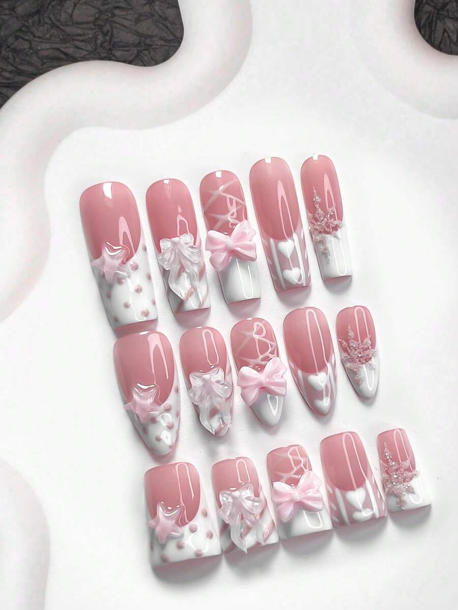 10件套浪漫秋冬主题美甲套装，包含白色、粉色混合蝴蝶结、粉色星星美甲贴、磨砂雪花、手绘白色爱心图案、粉色波点美甲贴、芭蕾舞风格浅粉色蝴蝶结、白色指甲油，附赠美甲工具（1个果冻贴+1个指甲锉），3种美甲形状：杏仁形、鸭嘴形、棺材形，适合通勤、派对、日常美甲，是送给女性和女孩的绝佳礼物。 - 彩色 - 查看 1