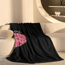 1 Paar minimalistisches Design - linkes und rechtes Herz-Muster Flanelldecke, individualisierbar mit Ihrem Namen, einzigartiges und interessantes modernes Design, ideales Valentinstags-Geschenk für Freunde und Liebende - weich, leicht und warm, geeignet für alle Jahreszeiten - kann auf Bett, Sofa, im Büro, beim Outdoor-Camping und Reisen verwendet werden - Mehrzweckdecke, Wohndecke, Dekodecke, in männlicher und weiblicher Version erhältlich