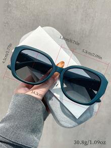1 Cặp kính thời trang gọng vuông lớn kiểu retro, phù hợp cho các chuyến công tác, du lịch và sử dụng hàng ngày. - Nhiều màu - Xem 7