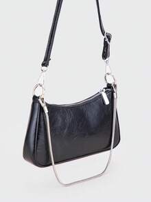 Eine zeitgenössische Tasche in Form eines französischen Baguettes, mit Metallketten-Details. Aus schwarzem PU-Leder gefertigt, bietet diese minimalistische Damen-Umhängetasche einen verstellbaren langen Riemen für das Tragen über der Schulter, was sie ideal für den täglichen Einkauf und ähnliche Anlässe macht.