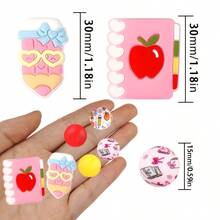 28 piezas Cuentas de silicona con tema de aprendizaje, incluyendo: 3D Manzana roja de cuaderno, Pajarita de silicona rosa, Cuentas redondas de flores pequeñas de colores para hacer joyas, aretes, collares, bolsos, cadenas de teléfono, brochas de maquillaje, manualidades DIY, adecuado para regalos de vacaciones, cumpleaños, vuelta al cole, Halloween, Acción de Gracias, Navidad - Serie de papelería - Ver 5