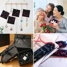 Scratch Art Caja de Notas con Bolígrafo y plantilla de dibujo8.5x8.5cm 100 hojas Papel de Rascar arte Arcoíris que se puede utilizar como tarjetas de felicitación festivas notas dibujos de graffiti para niños o adultos 100 hojas 8.5x8.5cm - 100 hojas - Ver 5