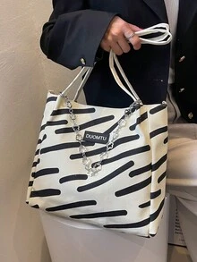 这款休闲简约的黑白撞色女士手提包，肩带上饰有时尚的品牌标志贴纸。它是一款多功能且易于携带的单肩包，配有可调节肩带，非常适合购物或通勤。 - 黑與白 - 查看 3
