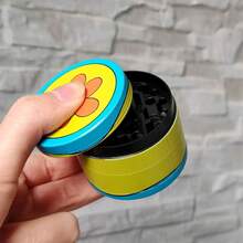 50毫米四层金属研磨器，彩色卡通图案设计草药研磨器，多种款式可选 - 手动四层锌合金金属研磨器，吸烟者必备礼物，节日礼物！圣诞礼物！