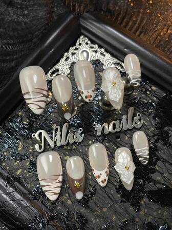 10 st. mandlar nagelakrylkit, chokladbrun nagelkonst, brun och vit fransk, 3D stereoblomma och stålkula nageltillbehörsdekoration, Y2K-stil nagelkonstset, handritat leopardmönster och geometriska mönster, lämplig för kvinnor och flickor, festivaler, vardag, arbete, sammankomster och andra platser (med: en bit gelélim och en friktionsremsa) nageltillbehör