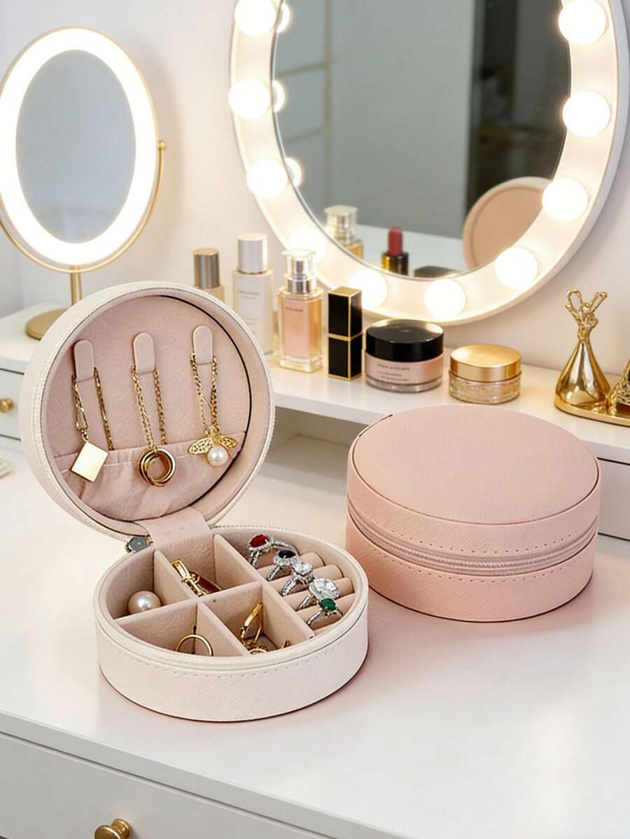 Hộp trang sức tròn, hộp đựng đồ trang sức mini di động, thích hợp để đựng nhẫn, đồng hồ, dây chuyền và các loại trang sức khác, có thể dùng làm hộp đựng trang sức, hộp đựng hạt cườm, hộp đựng bông tai, nhẫn, mặt dây chuyền, cũng có thể dùng làm hộp sưu tập, hộp quà cưới, quà tặng Ngày của Mẹ, quà tặng cho phụ nữ, quà Giáng sinh, quà Ngày Valentine, quà tặng khi về nhà, thích hợp sử dụng quanh năm, trang trí phòng trang điểm.