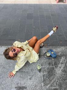 Bộ đồ hai mảnh màu vàng nhạt kẻ sọc thanh lịch, thường ngày dành cho nữ - Áo sơ mi cổ bẻ cài cúc phía trước, tay dài, vạt áo có dây rút, quần short xếp ly eo, áo crop top trang trí cúc và quần short rộng rãi - Bộ đồ mùa xuân - Màu vàng - Xem 4