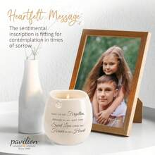 Pavilion - Candelero de 8 onzas, Tarro de cerámica Blanco con Vela de Cera de Soja 100% Aroma de Tranquilidad Que se ha ido Pero no se Olvida, Regalo Ideal para el Amor Que pasó, Texto Impreso y Tema - En memoria, la luz permanece - Ver 10