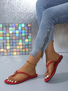 女士凉鞋。尖头凉鞋。时尚人字拖。尖头拖鞋。女士一脚蹬凉鞋。圆形金属扣。水钻装饰平底人字拖