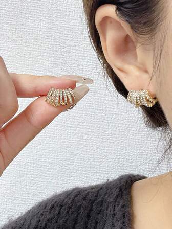 1 par de pendientes geométricos versátiles de alta gama, con garra curvada completamente cubierta de brillantes, lujosos y delicados