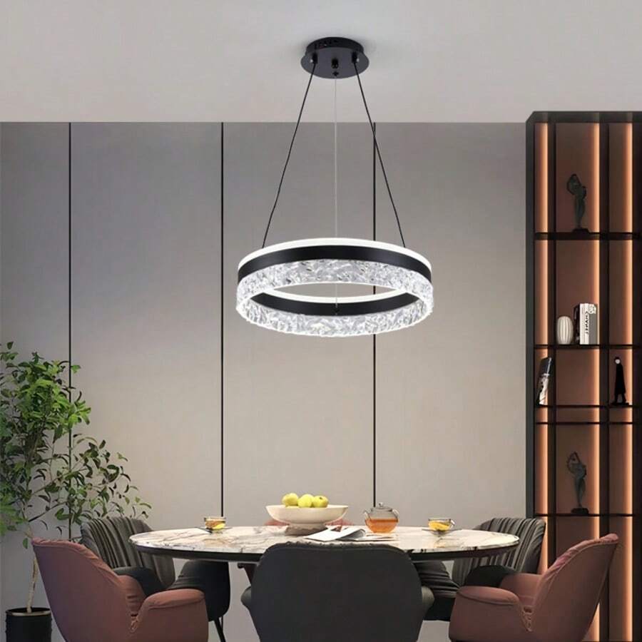 Cette nouvelle lampe suspendue de salle à manger ronde en acrylique hautement transparente a un schéma de couleurs haut de gamme et élégant, simple mais luxueux. Cette lampe suspendue montée au plafond convient aux salons et aux chambres à coucher, avec une hauteur réglable et trois options de couleur disponibles.