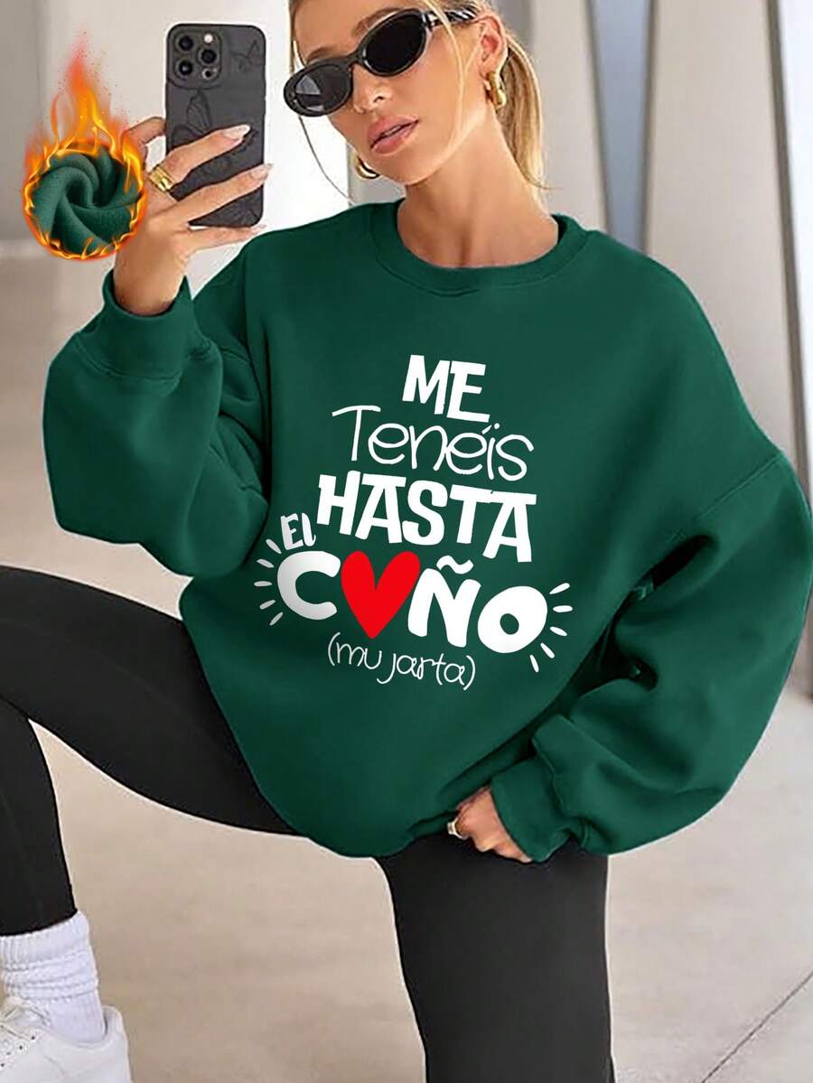 Blusa feminina de moletom térmica com estampa gráfica exclusiva inspirada no streetwear. Mistura de algodão. Ombros caídos. Outono/inverno. Tricô grosso. Retém o calor. Forro de lã. Blusa de moletom com gola redonda. Modelagem relaxada. Estilo casual. Estilo versátil. Ideal para o frio. Blusa feminina de manga comprida.