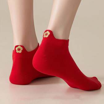 马年红色袜子一双，带提耳设计，后跟处有防滑短筒刺绣。适合马年婚礼、新年假期以及寓意吉祥的棉袜。