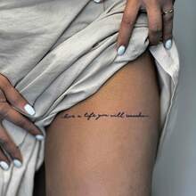 高品质草本临时纹身贴纸 - 时尚艺术字体，留下难忘的人生印记。多种短语可选，男女通用。防水防汗，可持续7-14天。 - 黑色 - 查看 2