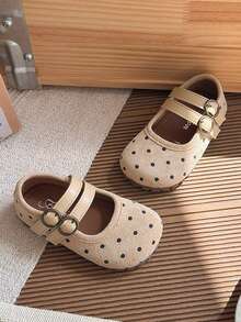 这款女童鞋采用浅米色波点面料，搭配同色系双扣设计，展现出可爱俏皮的风格。鞋垫上印有品牌标志。 - 杏色 - 查看 2