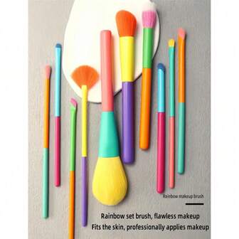 15-delat set med sminkborstar, inklusive 10 ultramjuka dopaminregnbågssminkborstar, 1 mango-skönhetssvamp, 1 vattendroppeformad skönhetssvamp, 3 triangulära sminkpuffar och 1 förvaringsväska i läder. Det röda borsthandtaget är tillverkat av kristallvelvet, mjukt och mycket självhäftande. Det är lämpligt för professionella sminkverktyg som sminkborstar för foundation, puder, ögonskuggsblandning etc.