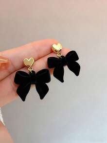一对黑色毛绒心形蝴蝶结耳环，简约时尚，散发高端甜美气息，适合女性在圣诞节、情人节及其他日常场合佩戴。 - 愛心蝴蝶結 - 查看 1