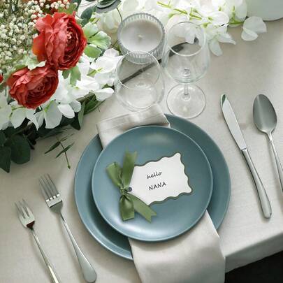 Thẻ ghi tên khách trên bàn ăn, giá đựng thẻ ghi tên và hộp đựng thẻ.