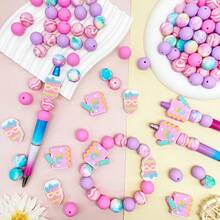 28 piezas Cuentas de silicona con tema de aprendizaje, incluyendo: 3D Manzana roja de cuaderno, Pajarita de silicona rosa, Cuentas redondas de flores pequeñas de colores para hacer joyas, aretes, collares, bolsos, cadenas de teléfono, brochas de maquillaje, manualidades DIY, adecuado para regalos de vacaciones, cumpleaños, vuelta al cole, Halloween, Acción de Gracias, Navidad - Serie de papelería - Ver 7