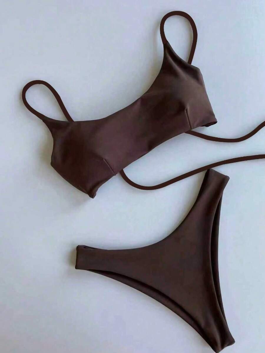 مجموعة بكيني فاخرة ذات تصميم بسيط للنساء، تجسد المعيار الجديد للملابس السباحة الأنيقة والمتقنة. بدلة شاطئ قطعة واحدة، تفوح منها رائحة الأناقة والموضة، مناسبة للارتداء اليومي، باللون الخاكي.