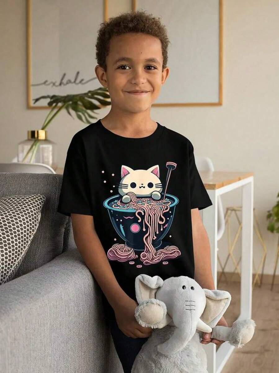 Holiday printed T-shirt,comfortable pure cotton material,for a sad boy Camiseta de Manga Corta Estilo Anime Japonés Pastel Goth Kawaii con Gato Comiendo Ramen - Cuello Redondo, Tejido Suave y Transpirable para Niños y Niñas, Ropa Casual Lavable a Máquina para la Escuela o Citas Suitable for both men and women,with a strong festive atmosphere,it's the top choice for travel. - Negro - Ver 1