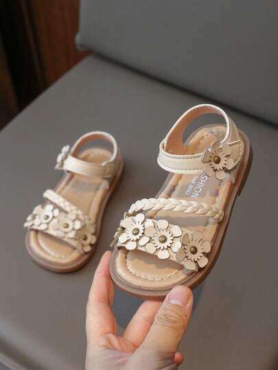1双女童3D立体花卉装饰金属扣PU皮防滑露趾编织带平底凉鞋，甜美清新风格，适合户外玩耍和花园派对