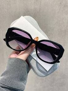 1 Cặp kính thời trang gọng vuông lớn kiểu retro, phù hợp cho các chuyến công tác, du lịch và sử dụng hàng ngày. - Nhiều màu - Xem 12