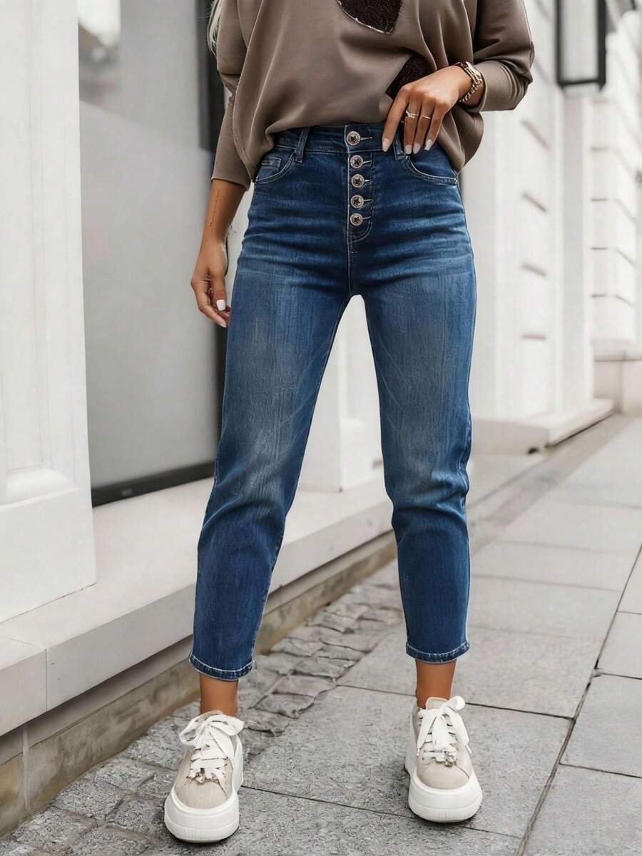 Calça feminina, jeans feminino, modelagem MOM FIT, calça feminina com estampa de coração, cinto, botão, bolsos, modelagem elástica, lavada, solta, confortável, cós elástico simples, estilosa para o dia a dia, outono e inverno. - Botão em forma de estrela, azul escuro. - Ver 1