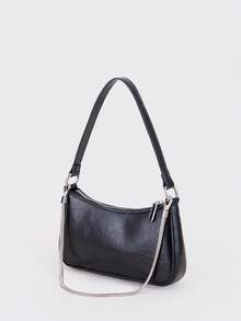 Eine zeitgenössische Tasche in Form eines französischen Baguettes, mit Metallketten-Details. Aus schwarzem PU-Leder gefertigt, bietet diese minimalistische Damen-Umhängetasche einen verstellbaren langen Riemen für das Tragen über der Schulter, was sie ideal für den täglichen Einkauf und ähnliche Anlässe macht.