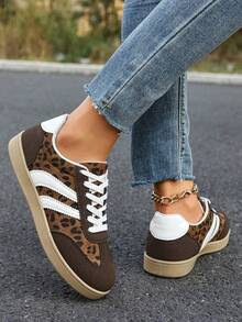 2026新款女童豹纹平底休闲运动鞋，舒适百搭，适合日常户外运动和休闲活动。