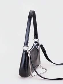 Eine zeitgenössische Tasche in Form eines französischen Baguettes, mit Metallketten-Details. Aus schwarzem PU-Leder gefertigt, bietet diese minimalistische Damen-Umhängetasche einen verstellbaren langen Riemen für das Tragen über der Schulter, was sie ideal für den täglichen Einkauf und ähnliche Anlässe macht.