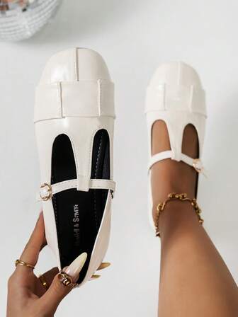 女士休闲百搭鞋，新款圆头软底舒适套脚鞋，饰有绑带，适合通勤和日常穿着。