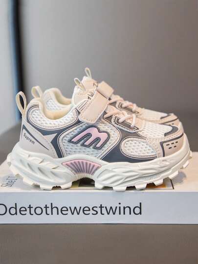 1双2026款儿童休闲运动鞋，PU皮鞋面，柔软舒适，轻便，适合室内、室外、玩耍、节日等场合，方便的魔术贴搭扣。