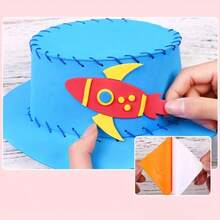 一套儿童手工缝制帽子工艺套装，儿童DIY手工项目，学前班手工课材料，适合幼儿园、教育玩具、初学者DIY缝纫套装，是送给男孩女孩的完美缝纫礼物，也是生日、复活节、毕业典礼、感恩节和任何庆祝活动的理想礼物。学前班手工套装（配件颜色随机发货）