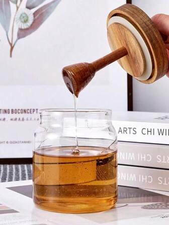 1 st glashonungsburk, honungsbehållare med träskopa och lock, honungsburk med träkolv för förvaring av honungssirap och bikupa i köket